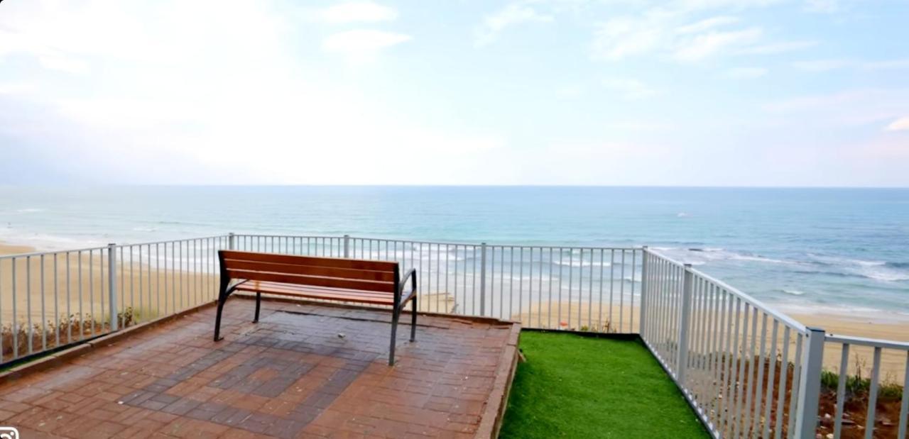 Beachfront Studio Apartment Bat Yam 412 Екстер'єр фото